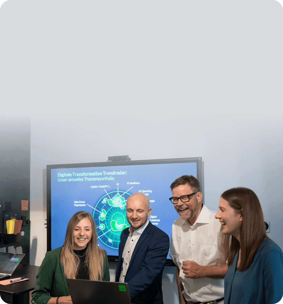 Vier Beratende lachen vor einem Bildschirm mit dem Trendradar zur digitalen Transformation