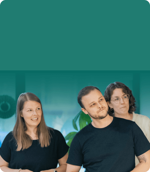 Drei Teammitglieder verfolgen aufmerksam eine Besprechung