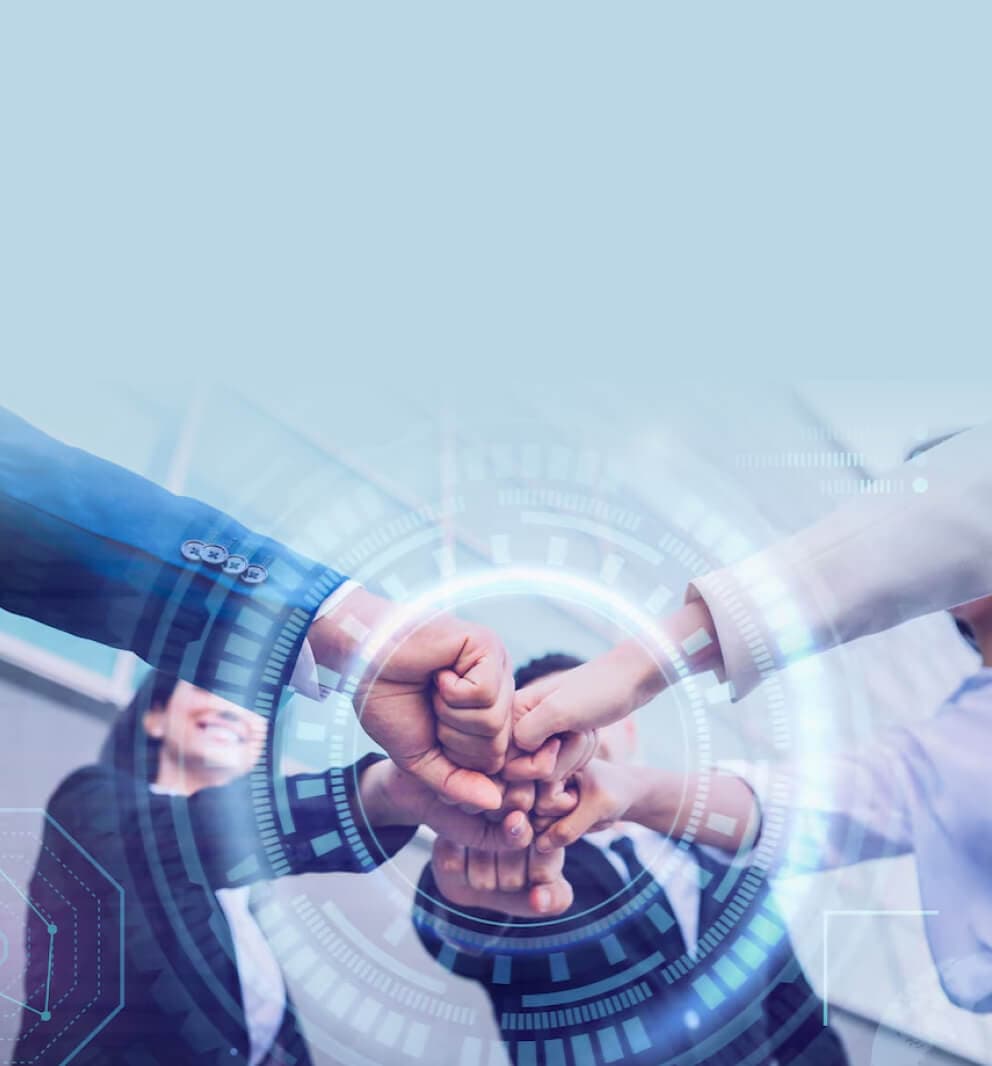 Übereinandergelegte Hände eines Teams, überlagert von digitalen Grafiken