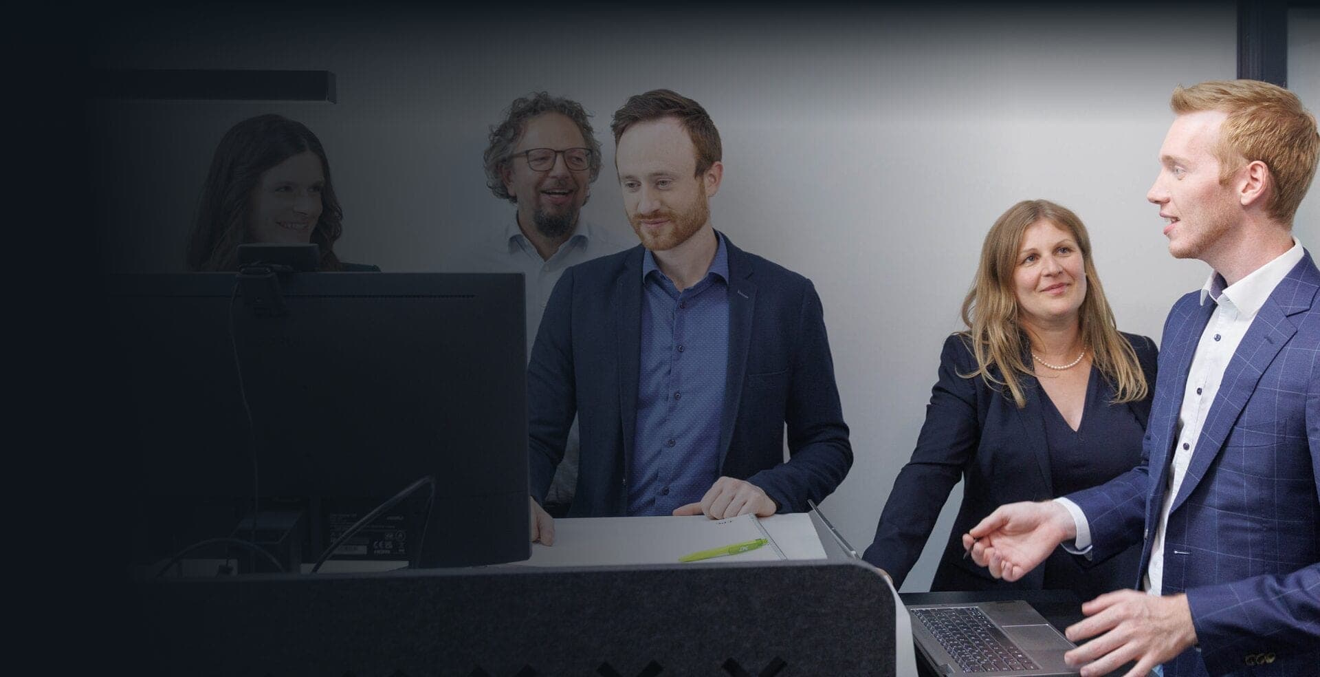 CPC-Beraterinnen und -Berater im Gespräch an einem Arbeitsplatz im Büro