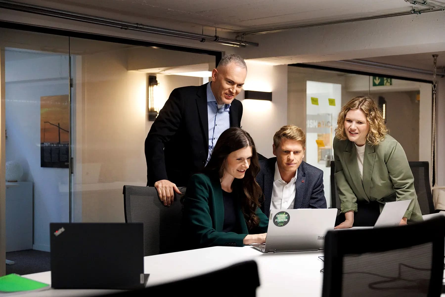 Vier CPC-Beraterinnen und -Berater besprechen sich gemeinsam am Laptop im Büro