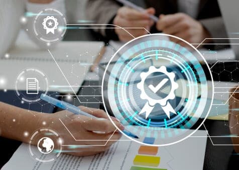 Hände über Dokumenten, darüber digitale Symbole für Zertifikate und Prüfsiegel