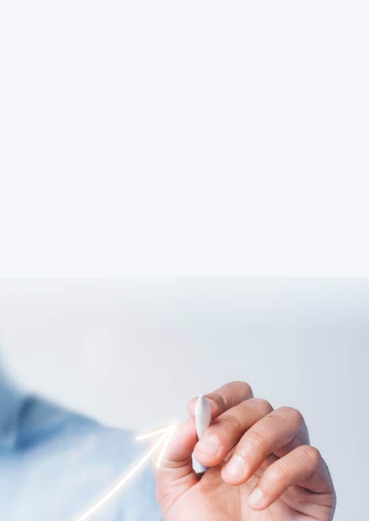 Hand zeichnet mit einem Stift einen leuchtenden, aufwärts zeigenden Pfeil