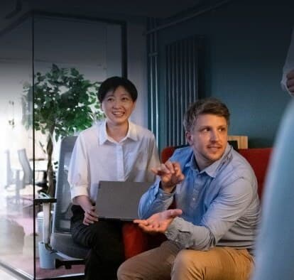 Beraterin mit Laptop und gestikulierender Berater im Gespräch über ein Change-Management-Vorhaben