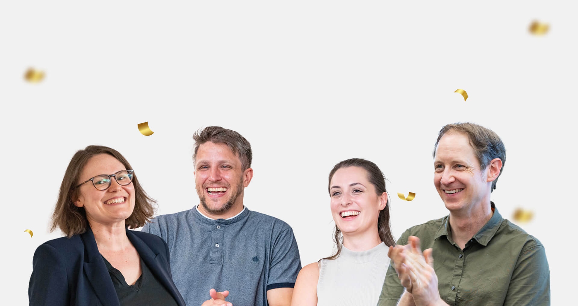 Vier Kolleginnen und Kollegen lachen und applaudieren gemeinsam