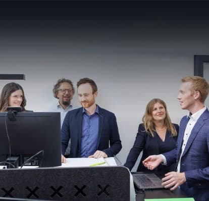 CPC-Beraterinnen und -Berater im Gespräch an einem Arbeitsplatz im Büro