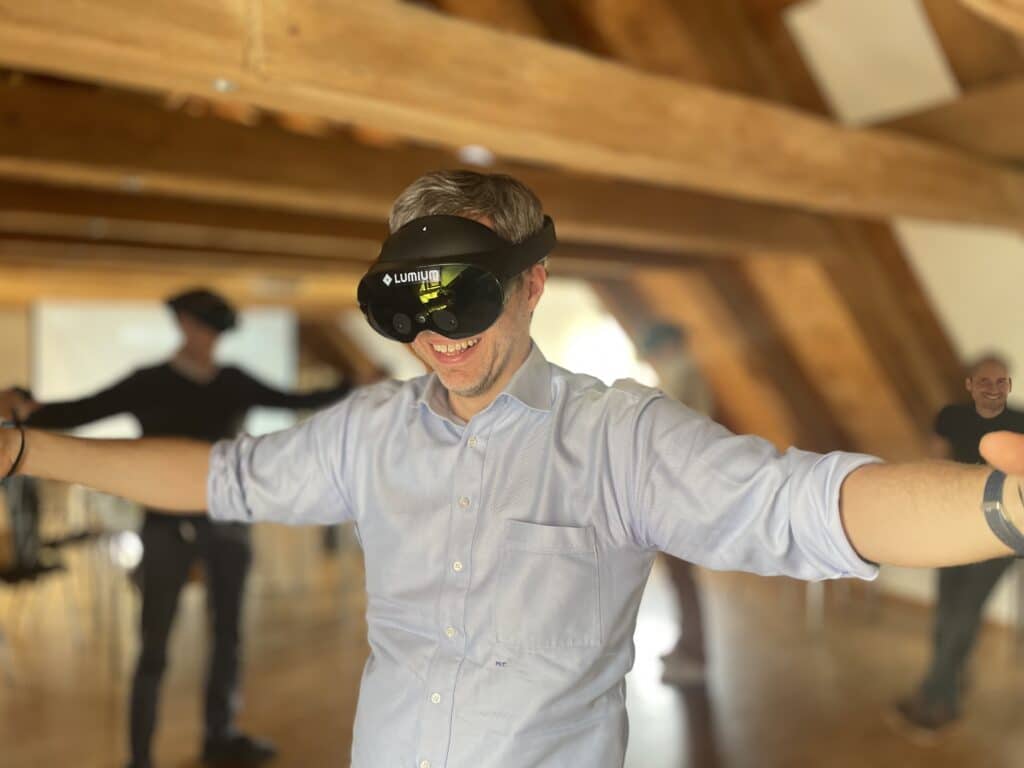 Mann mit VR Brille