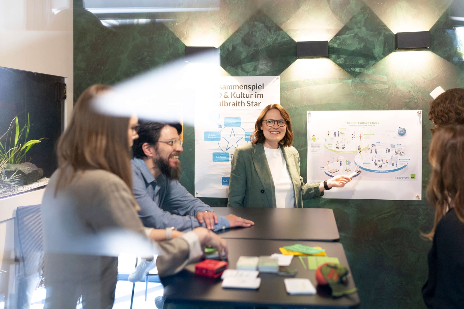 Change-Management-Beraterin erläutert Führungskräften die Schritte zur erfolgreichen Einführung einer Matrixorganisation.
